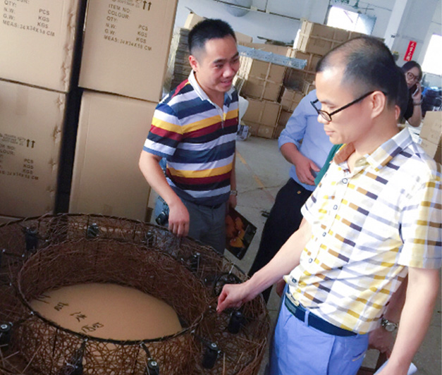 美爾家燈飾客人看廠